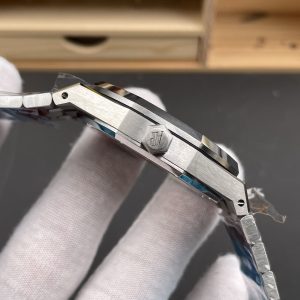 Audemars Piguet Royal Oak 15510 Super Clone Watch in White 1120857151 - detailed view | Audemars Piguet